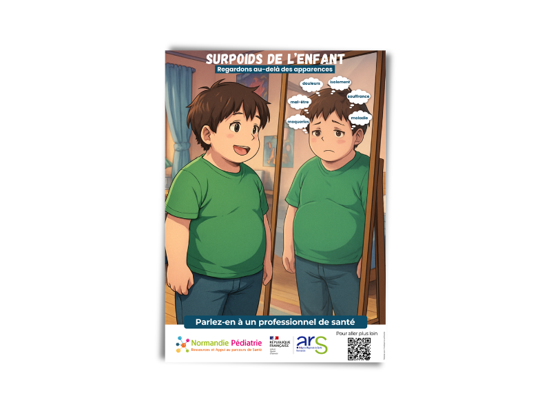 Jeune garçon se regardant dans le miroir 